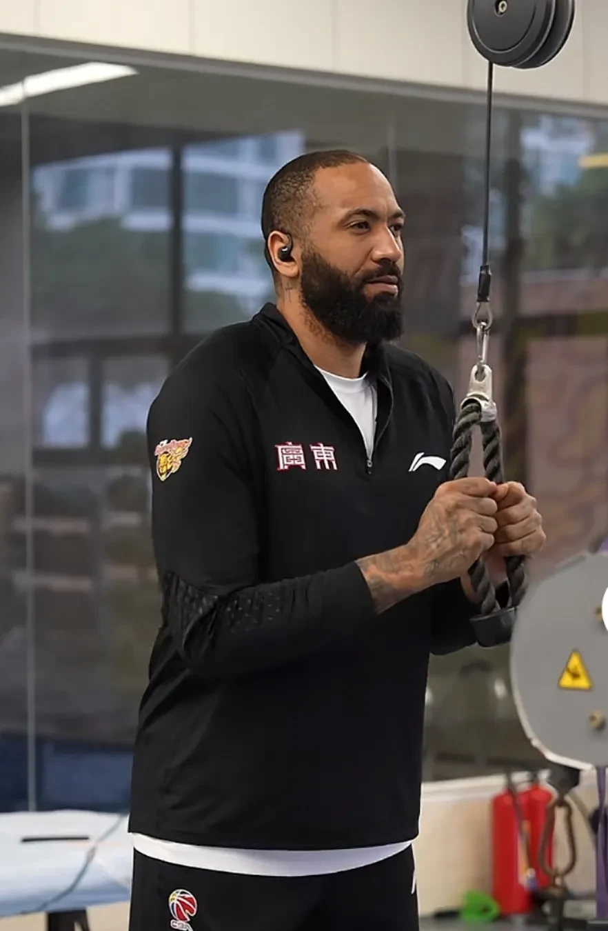 江南平台 -广东宏远训练开放日，集结日强势反弹引欢呼，欧超杯在即，训练强度明显提升(效益工资by北川秀宏)