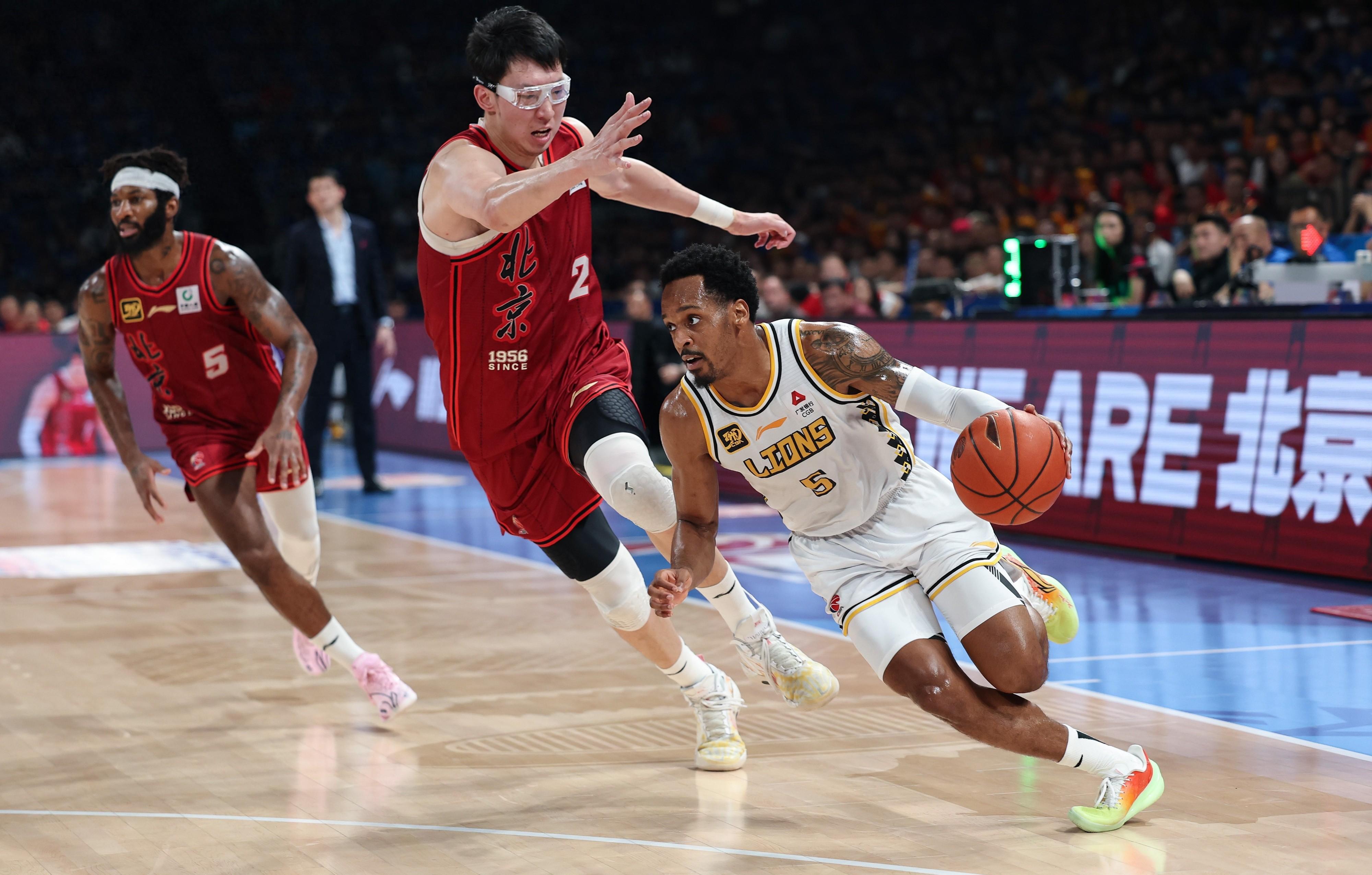 江南官网入口 -浙江队训练开放日，关键时刻扳平良机引欢呼，英超在即，资深球员宣示担当 