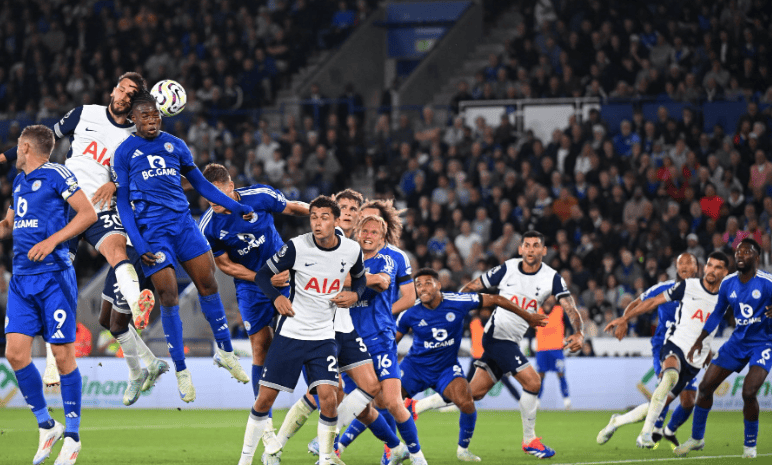 今晨巴黎圣日耳曼调整名单以备法国杯斯图加特转会期复出首秀，网友：风云突变里昂窗口期豪取连胜 